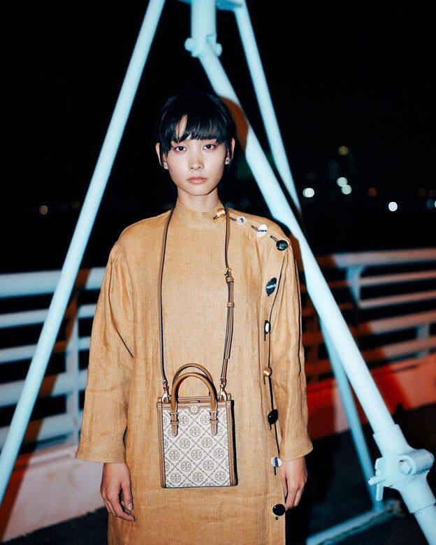 纖瘦高佻的談善言是時裝品牌的寵兒,這身Tory Burch連身裙襯上Monogram小tote bag,由 纖瘦高佻的談善言是時裝品牌的寵兒,這身Tory Burch連身裙襯上Monogram小tote bag,由