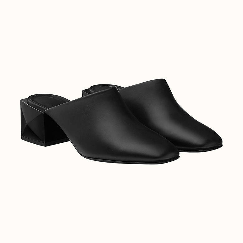 這對鞋的獨特之處在於鞋跟，靈感來自標誌性的Medor飾釘；全黑鞋履設計醒