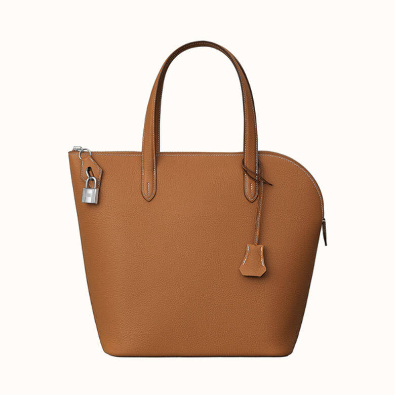 創作於2015年的Hermès Transat Bag由標誌式的不對稱形狀而聞名,大小適中的容量 創作於2015年的Hermès Transat Bag由標誌式的不對稱形狀而聞名,大小適中的容量