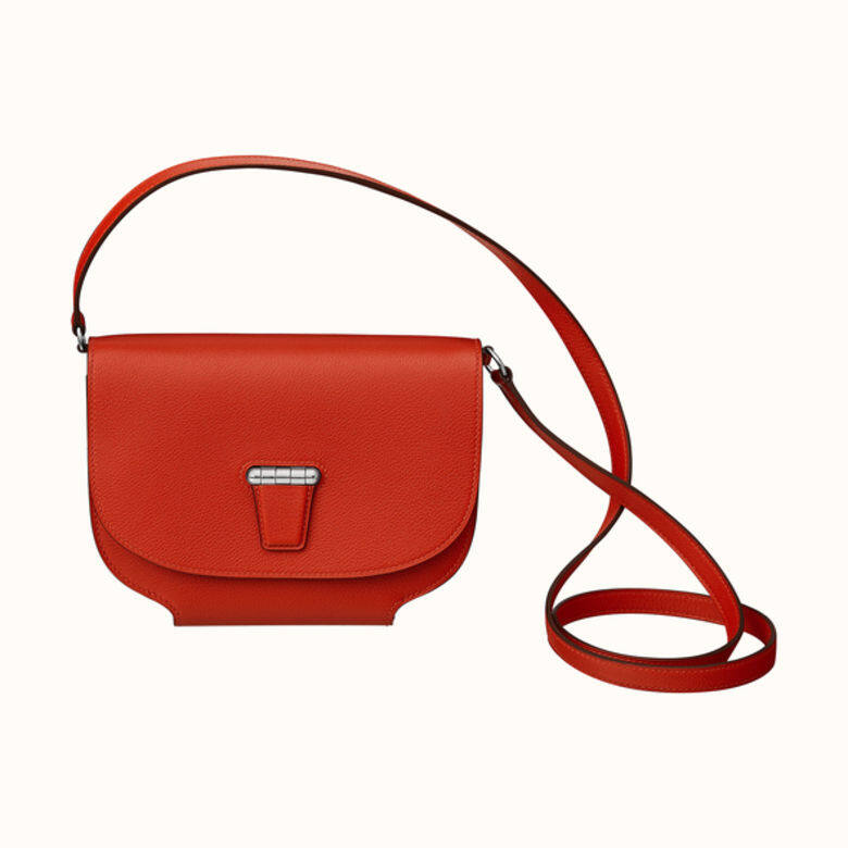 在2012年初次登場的Hermès Convoyeur bag有著花瓶一樣的流線造型,上揭式袋蓋加上 在2012年初次登場的Hermès Convoyeur bag有著花瓶一樣的流線造型,上揭式袋蓋加上