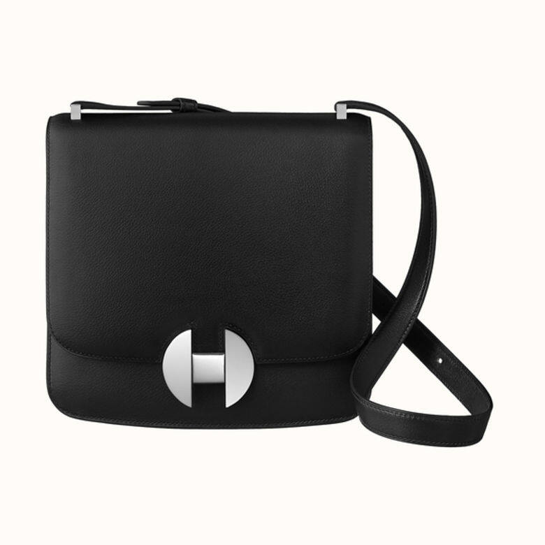 綴有鉑金製造的H型釦,是Hermès 2020手袋最易於辨識的特徵,這款誕生於2004 綴有鉑金製造的H型釦,是Hermès 2020手袋最易於辨識的特徵,這款誕生於2004