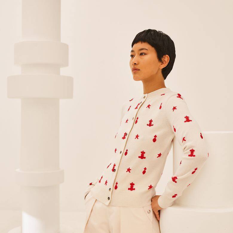Hermès最近推出了Resort 2021的女裝系列主打舒適時尚,其中不乏艷麗的紅色items Hermès最近推出了Resort 2021的女裝系列主打舒適時尚,其中不乏艷麗的紅色items