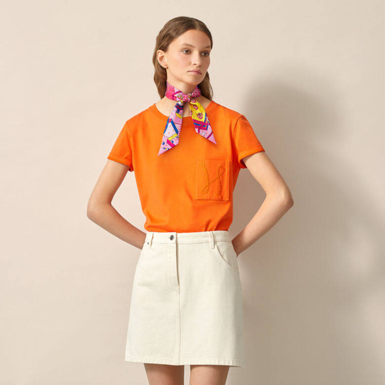 相信細長剪裁的Hermès Twilly絲巾是不少女士最熟識的愛馬仕絲巾款式,今季 相信細長剪裁的Hermès Twilly絲巾是不少女士最熟識的愛馬仕絲巾款式,今季