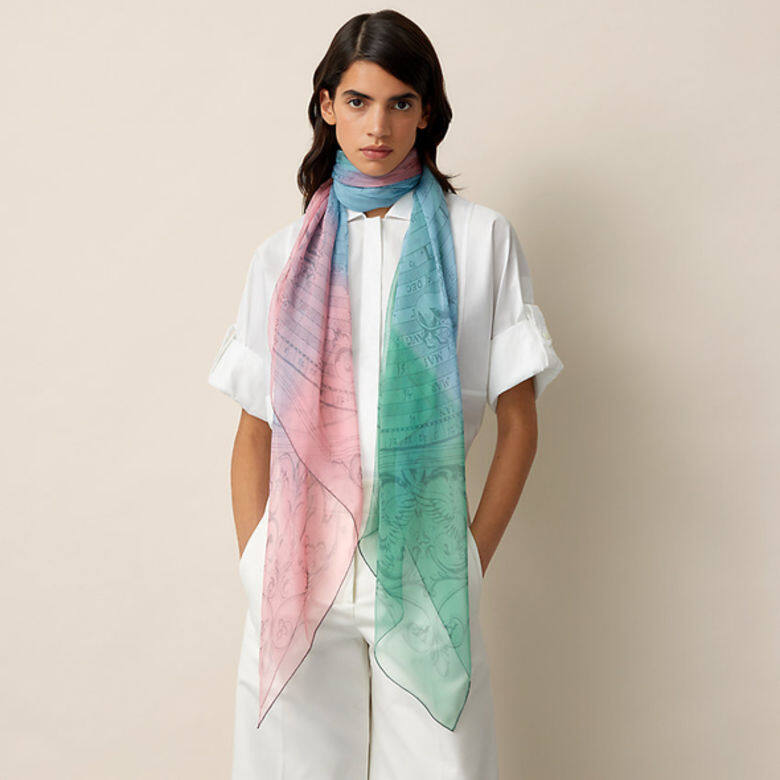選用輕薄絲質的Hermès Astrologie Sunrise Silk絲巾，擁有透薄又夢幻的漸變色調，適合春夏