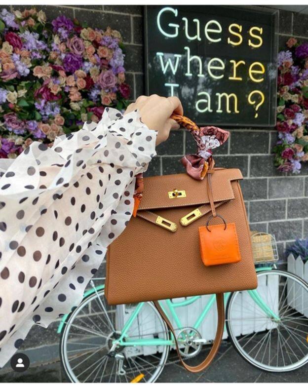 愛馬仕迷示範迷你橙色袋子吊飾用法，實在十分可愛！