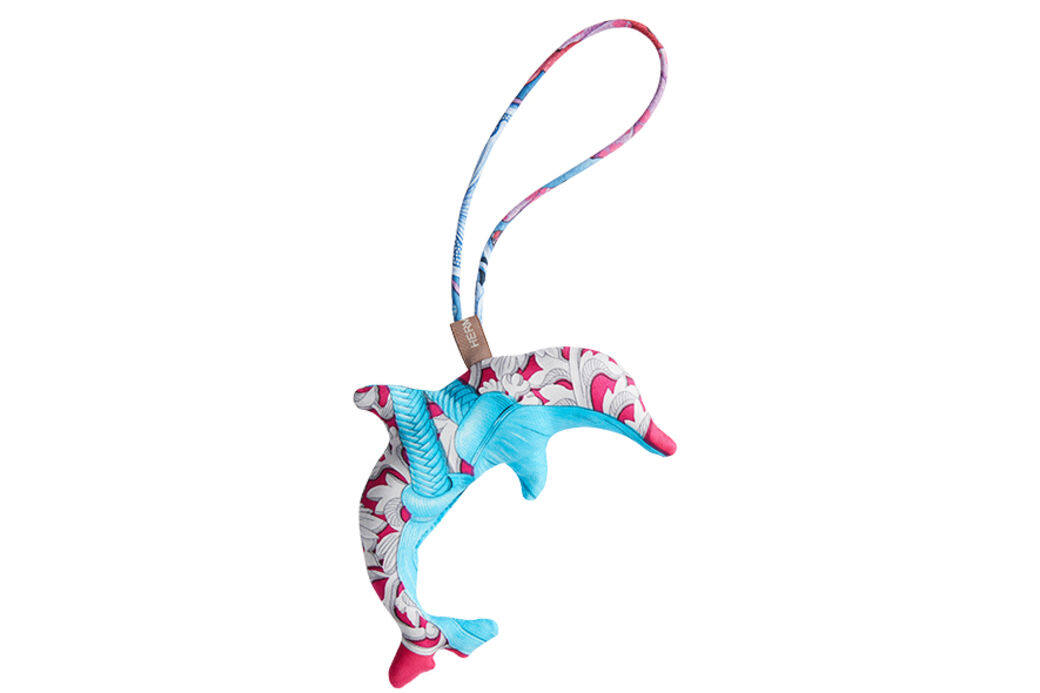 以真絲製造的海豚形吊飾，不論是布置定居或聖誕樹都是童趣之選，而不