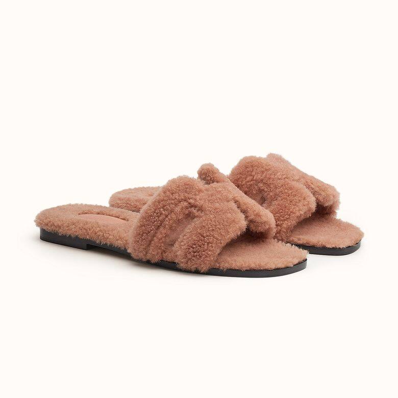 而Hermès亦推出dirty pink短羊毛綴飾的Oran Sandals，價錢為$6,400，如今夏日炎炎雖不太