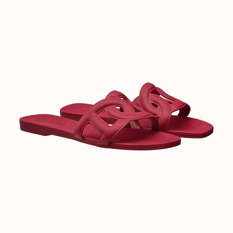 Hermès的Aloha Sandals採用品牌經典的「Chaine d'Ancre」作為拖鞋的主要設計，售價為$2,300，絕