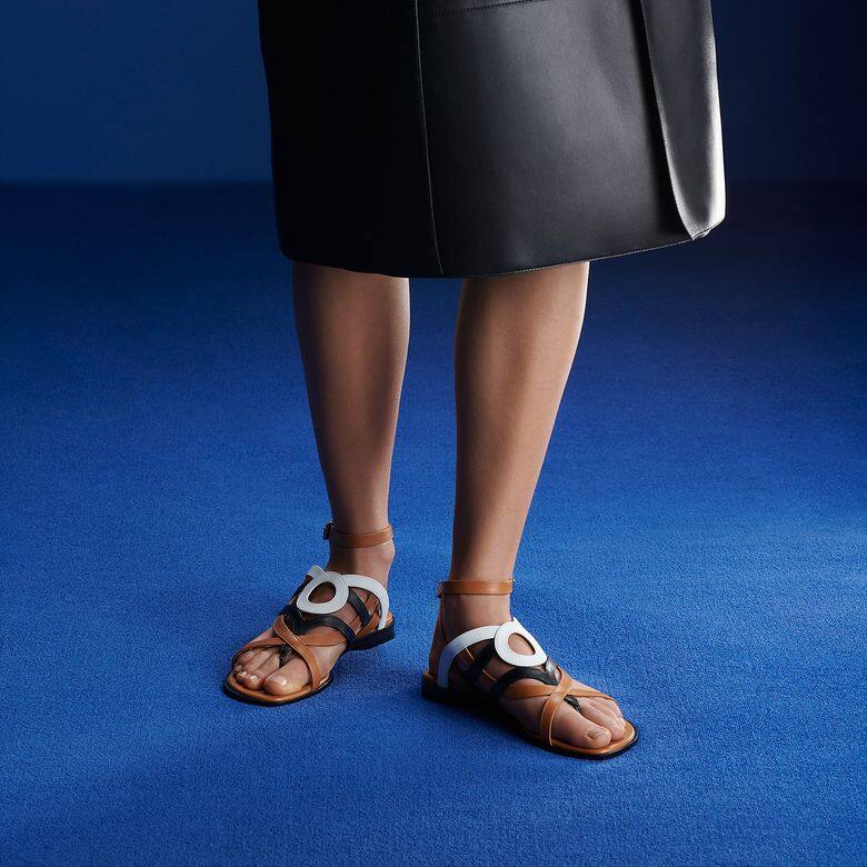 若習慣穿夾腳拖鞋的你，或許會比較適合選擇Carthage Sandals，這是變奏版Hermès夾腳