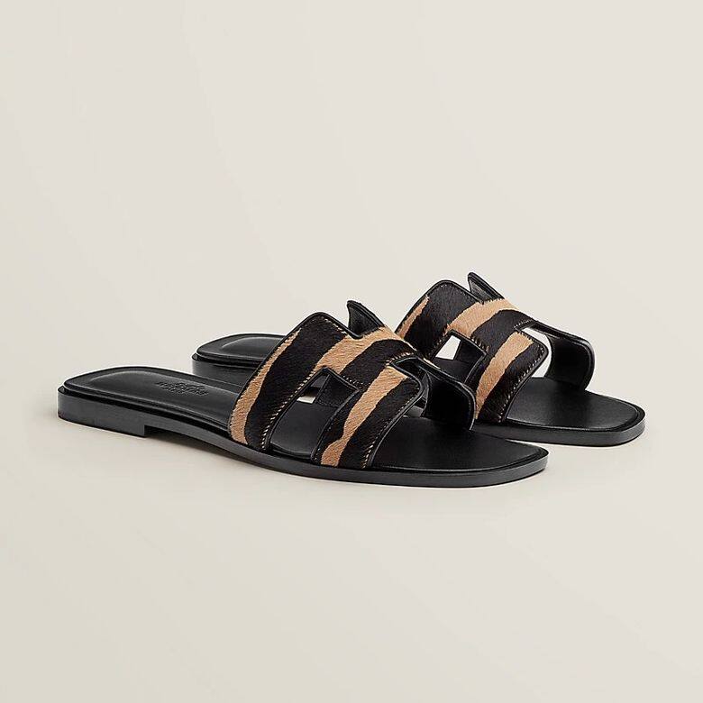 Hermès Oran Sandals也備有動物紋系列涼鞋,這對Oran Sandals就採用老虎紋,野性又貴氣。按 Hermès Oran Sandals也備有動物紋系列涼鞋,這對Oran Sandals就採用老虎紋,野性又貴氣。按