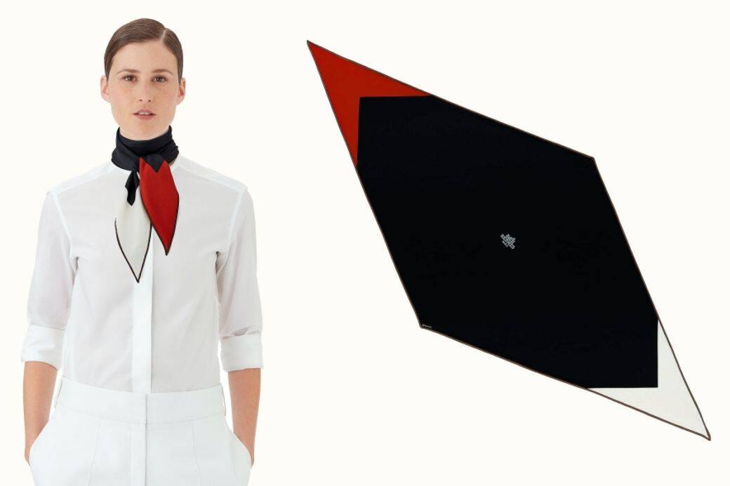 撞色菱形領巾($2,700 Hermès)用上斜織真絲,以銀色的簽名式點綴,設計展現法 撞色菱形領巾($2,700 Hermès)用上斜織真絲,以銀色的簽名式點綴,設計展現法
