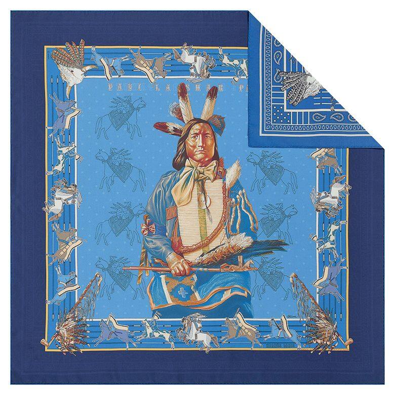 這款雙面絲巾利用兩種手法演繹Kermit Oliver繪製的印第安酋長Pani La Shar Pawnee的肖像，其中一面採用傳統風格，另一面則呈現bandana印花版本。這位偉大的酋長身披華麗的服飾，手持象徵和平的煙斗，煙斗桿上鑲嵌奔騰駿馬的雕塑細工。酋長身邊圍繞駿馬和騎師的圖像，靈感源自19世紀畫家、插畫家兼攝影師Karl Bodmer撰寫的筆記。