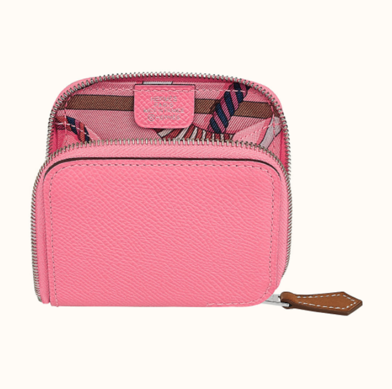 Silk'in change purse備有4種顏色選擇,內層襯裡則採用Hermès印花絲布。Silk'in change purse 皮 Silk'in change purse備有4種顏色選擇,內層襯裡則採用Hermès印花絲布。Silk'in change purse 皮