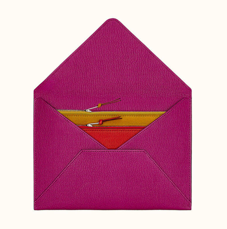 Envelope Trio Wallet 一式三件的銀包套裝採用山羊皮製造,信封型銀包可作手提包使 Envelope Trio Wallet 一式三件的銀包套裝採用山羊皮製造,信封型銀包可作手提包使