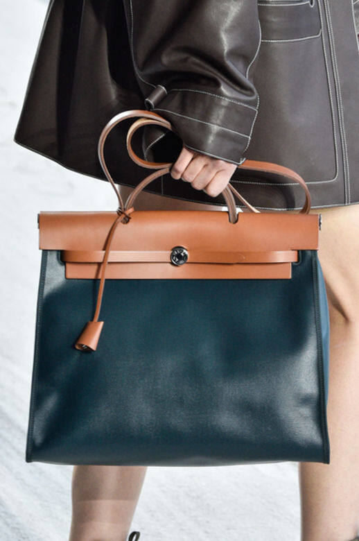最值得投資Hermès手袋推介1：HerbagHerbag以大受歡迎的Kelly為設計藍本，袋蓋、手挽與