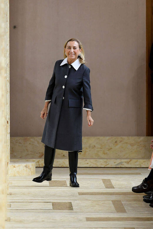Prada亦為疫情積極出力,品牌創辦人Miuccia Prada、行政總裁Patrizio Bertelli以及一眾董事決定 Prada亦為疫情積極出力,品牌創辦人Miuccia Prada、行政總裁Patrizio Bertelli以及一眾董事決定