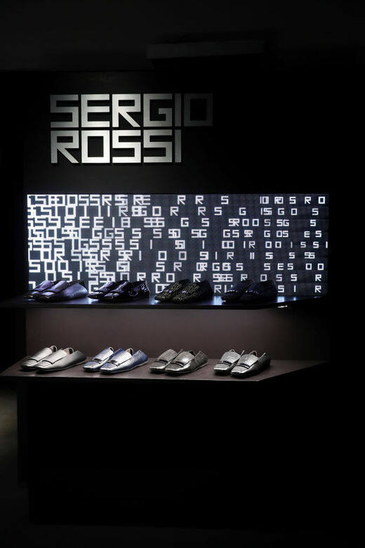 品牌Sergio Rossi也將其一周所得的收入(10萬歐元)捐贈自米蘭一家醫院。 品牌Sergio Rossi也將其一周所得的收入(10萬歐元)捐贈自米蘭一家醫院。