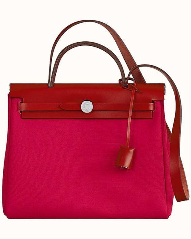 Hermès Herbag 31有「親民版Kelly bag」之稱，同樣擁有寬大的梯形輪廓、兩條袋蓋與圓釦