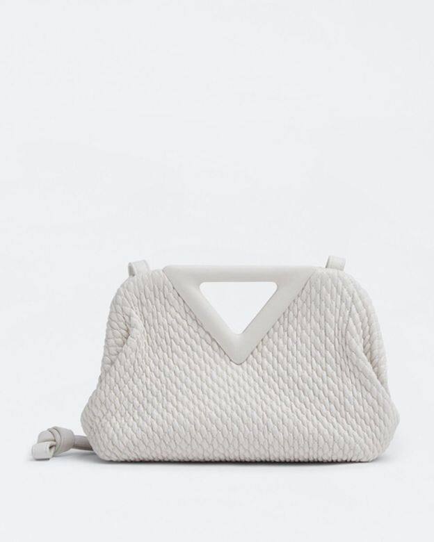 Bottega Veneta Point手袋於今年春季系列首次登場,因軟綿綿又小巧的外型,被時尚迷 Bottega Veneta Point手袋於今年春季系列首次登場,因軟綿綿又小巧的外型,被時尚迷