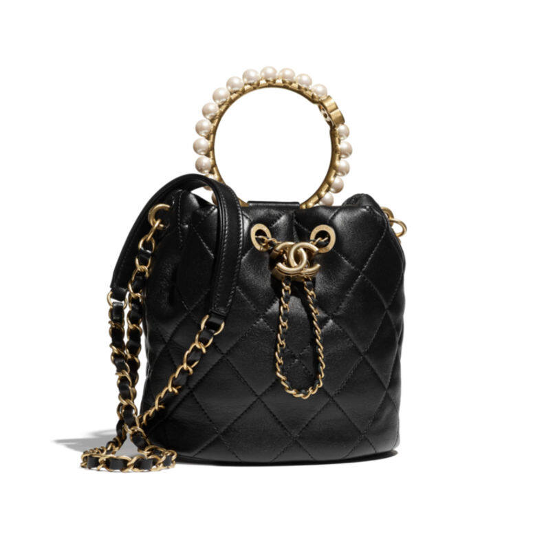 黑色小羊皮製作的Chanel水桶袋，仿珍珠的圓珍手挽是點睛之作，令手袋在經