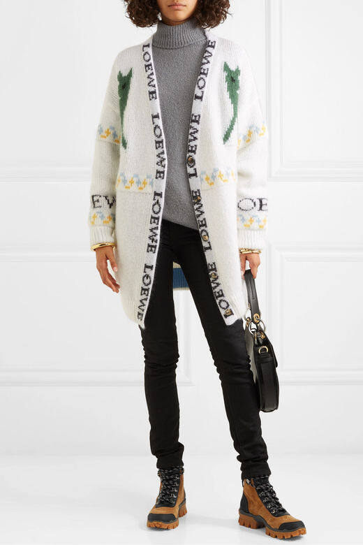 雙色登山靴 ($13,700 Moncler)結合溫暖鬆身的長針織外套, 高筒登山靴,顯高又利落 雙色登山靴 ($13,700 Moncler)結合溫暖鬆身的長針織外套, 高筒登山靴,顯高又利落