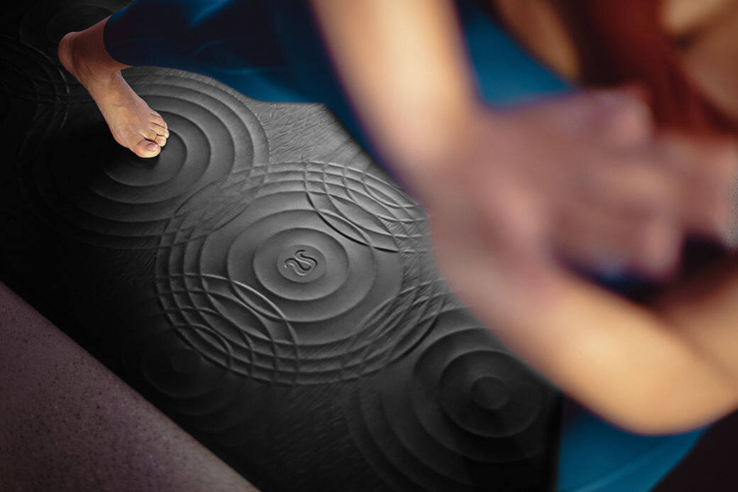 Lululemon Take Form 瑜伽墊上的3D水滴型記號啟發自潮汐水波,紋路有助加強抓地 Lululemon Take Form 瑜伽墊上的3D水滴型記號啟發自潮汐水波,紋路有助加強抓地