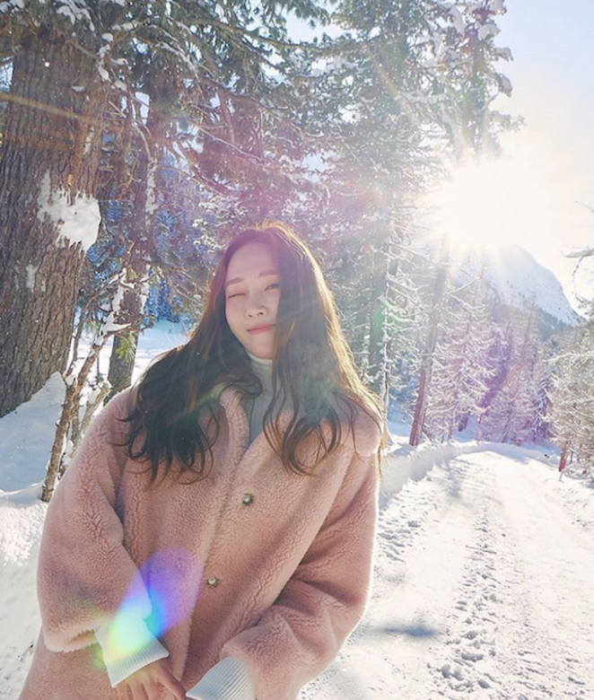 啤啤熊大褸有幾保暖，看看Jessica在漫天雪地下都穿它就清楚吧！Pic:Instagram @jessica.syj