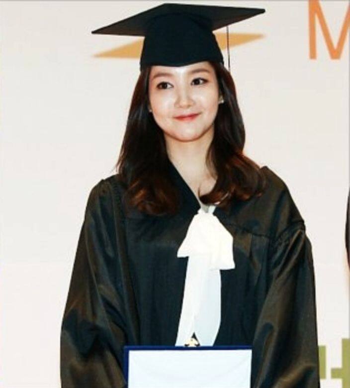 畢業袍內襯絲帶領結襯衫示範韓國女演員朴敏英畢業時亦穿起長絲帶 畢業袍內襯絲帶領結襯衫示範韓國女演員朴敏英畢業時亦穿起長絲帶