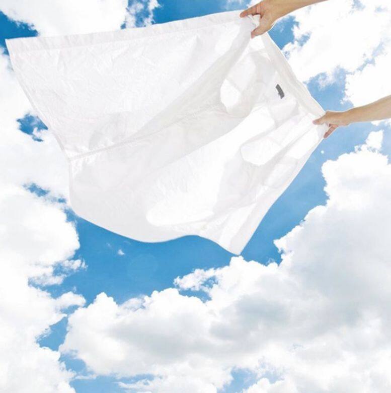 清潔發霉衣物 可以用刷子擦洗掉大部份霉菌。切記要在屋外進行這一步