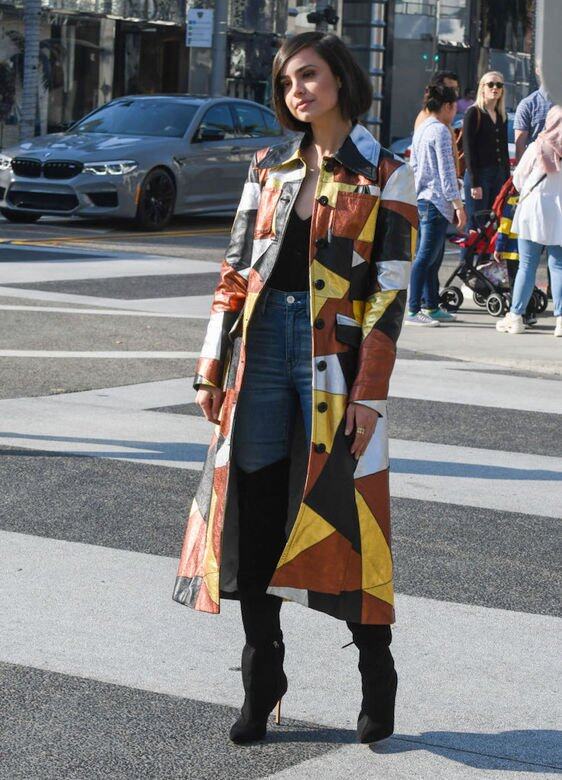 Sofia Carson穿的也是低胸,但配上一條窄身牛仔褲,外加一件彩色外套,也是走時 Sofia Carson穿的也是低胸,但配上一條窄身牛仔褲,外加一件彩色外套,也是走時