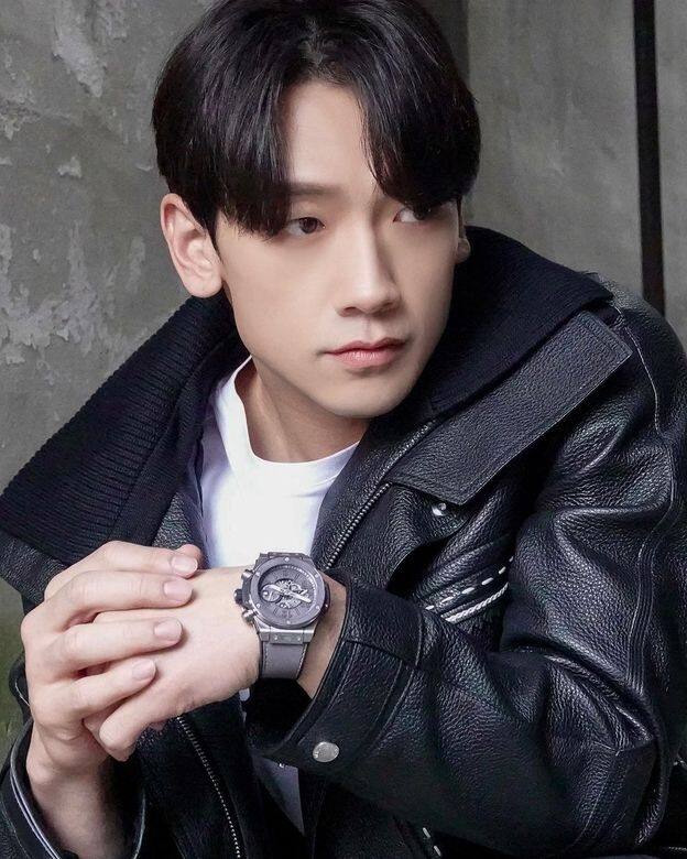 韓國天王Rain則選擇HUBLOT聯乘時裝品牌Berluti推出的Big Bang Unico Berluti Aluminio手錶，錶中如綢