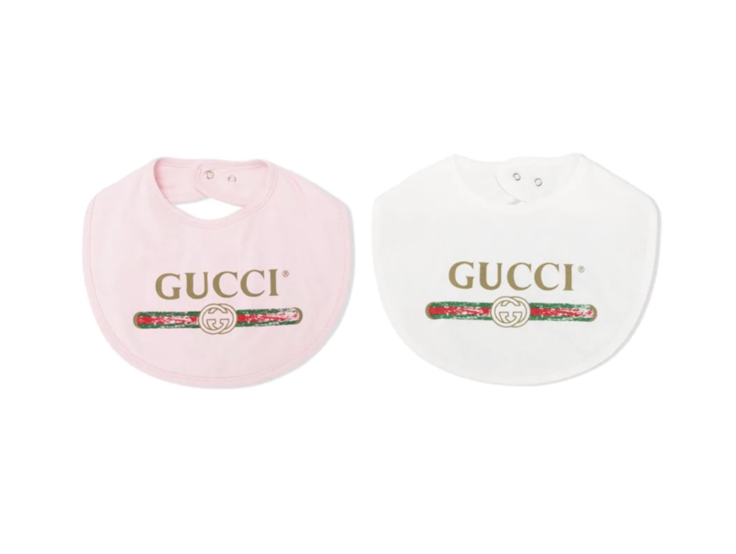 這套Gucci Kids棉質圍兜套裝時尚又實用,正面印有經典仿舊Gucci標誌,背面則採 這套Gucci Kids棉質圍兜套裝時尚又實用,正面印有經典仿舊Gucci標誌,背面則採