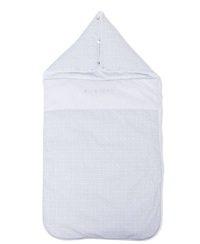 這款圖案睡袋由100％棉製成，設有繫帶釦和鈕釦帽子，舒適又實用。