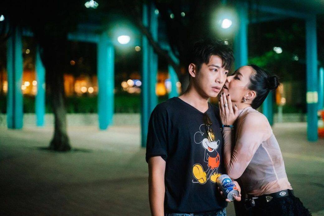 一件卡通圖案T恤立馬減齡,卡通圖案亦充滿復古氣息。洪嘉豪將T恤捲 一件卡通圖案T恤立馬減齡,卡通圖案亦充滿復古氣息。洪嘉豪將T恤捲