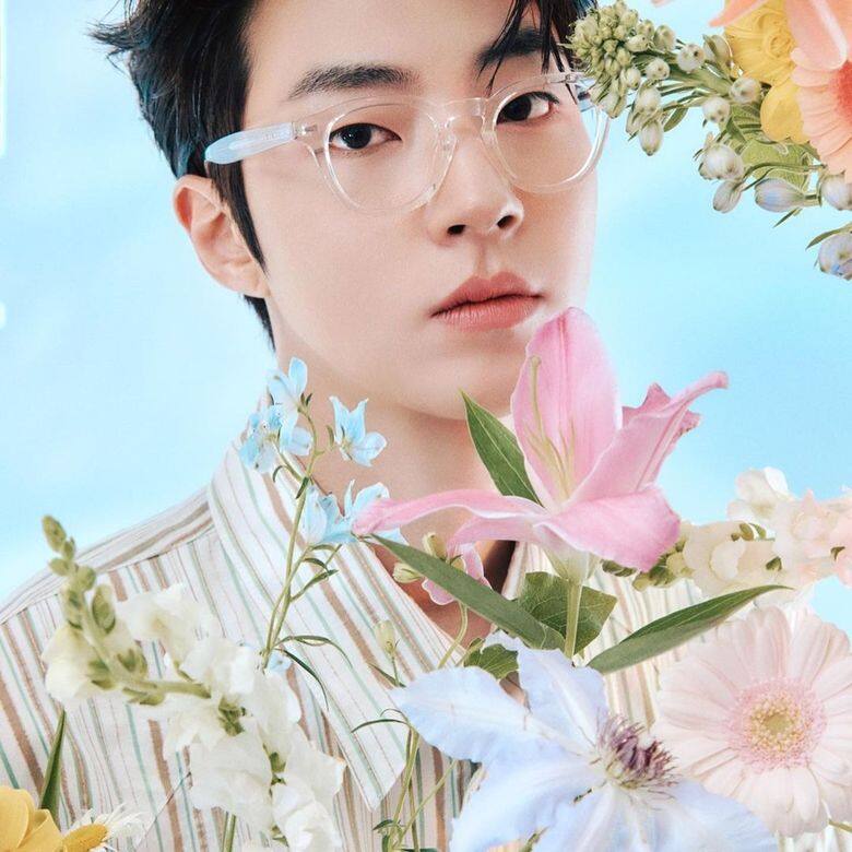 除了Dior和Prada,他也有支持韓國本地品牌Rieti Eyewear。擁有單眼皮的黃寅燁,戴起眼 除了Dior和Prada,他也有支持韓國本地品牌Rieti Eyewear。擁有單眼皮的黃寅燁,戴起眼