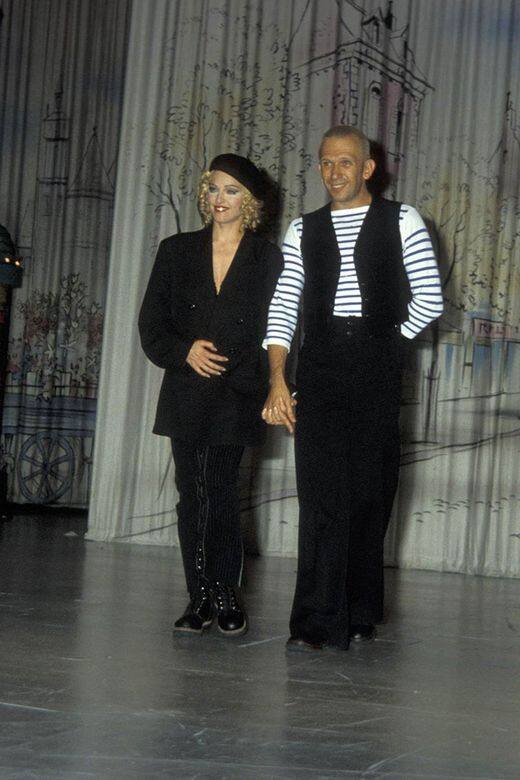 1990年，在巡迴演唱會上Madonna那一套尖錐內衣造型驚為天人，這個大膽前衛的