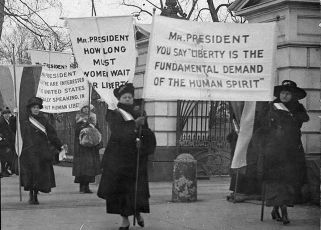於1913年,當地全國婦女黨(National Woman's Party)將紫色、白色、金色定義為選舉平權運動 於1913年,當地全國婦女黨(National Woman's Party)將紫色、白色、金色定義為選舉平權運動