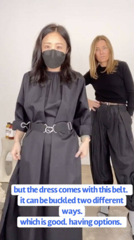 Amy Smilovic除了親身示範外,也會找來員工穿上Tibi的衣服拍攝穿搭教室短片。 Amy Smilovic除了親身示範外,也會找來員工穿上Tibi的衣服拍攝穿搭教室短片。