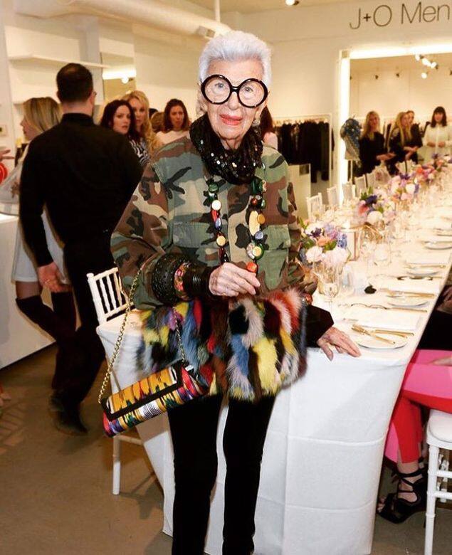紐約大都會藝術博物館曾舉辦一個以 Iris Apfel 為主題的展覽 紐約大都會藝術博物館曾舉辦一個以 Iris Apfel 為主題的展覽
