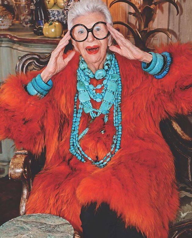 Iris Apfel 很喜歡穿毛茸茸的大褸 Iris Apfel 很喜歡穿毛茸茸的大褸