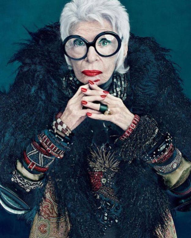 Iris Apfel 的時裝生涯最近又有新突破 Iris Apfel 的時裝生涯最近又有新突破