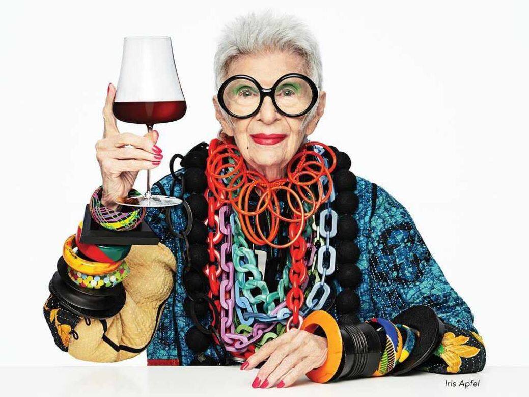 銀髮族Fashion Icon! 時尚婆婆Iris Apfel的繽紛時尚威水史 銀髮族Fashion Icon! 時尚婆婆Iris Apfel的繽紛時尚威水史