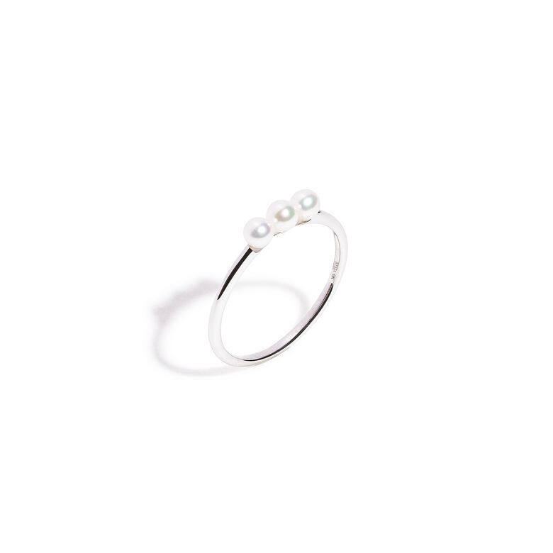 這款Pearlet Trio戒指採用來自香港養殖的日本Akoya珍珠，珍珠通過道德採購，件產