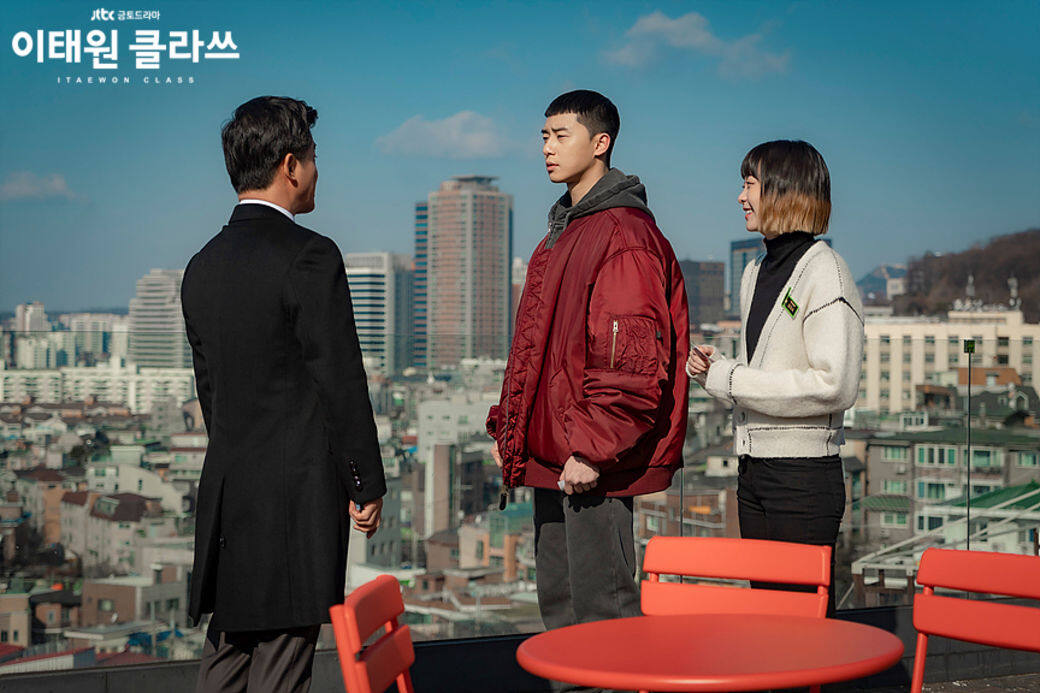朴敘俊穿上Vetements X Alpha Industries的bomber外套,內搭軍綠色拉鏈連帽衛衣,展現層次街頭 朴敘俊穿上Vetements X Alpha Industries的bomber外套,內搭軍綠色拉鏈連帽衛衣,展現層次街頭