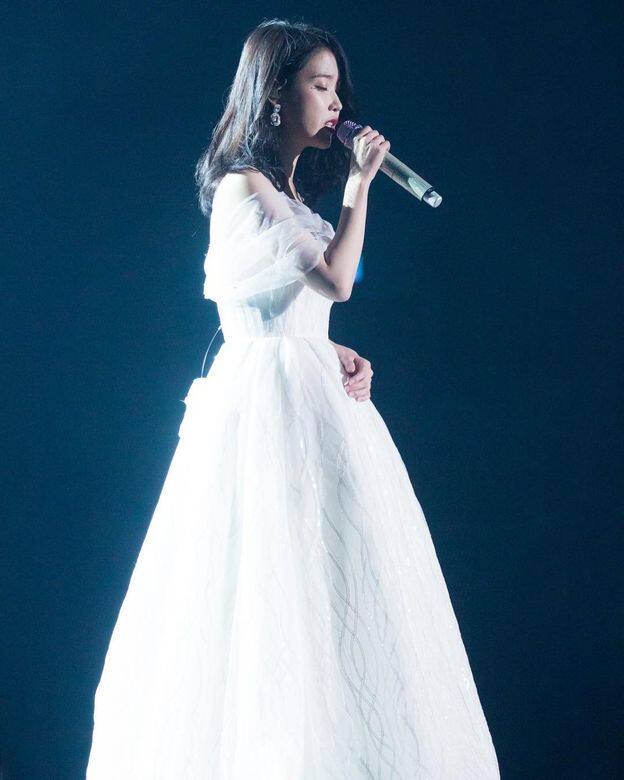 這件氣質出眾、宛如女神下凡的白色禮服,小露香肩且將IU的知性飆升到 這件氣質出眾、宛如女神下凡的白色禮服,小露香肩且將IU的知性飆升到