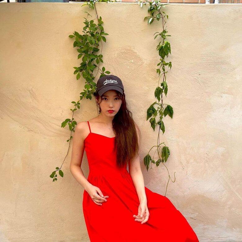 早前，IU上載了身穿韓國小眾品牌And You的紅色吊帶連身裙和深藍色棒球