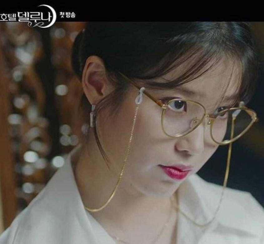 IU在劇集《德魯納酒店》戴上一副來自韓國品牌INSTANTFUNK的貓眼造型眼鏡，外型復
