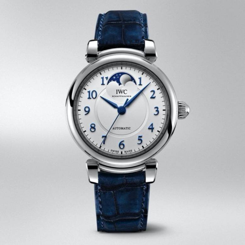 IWC Da Vinci的錶耳比一般手錶設計直身,具辦識度之外,戴起時亦份外貼服,舒 IWC Da Vinci的錶耳比一般手錶設計直身,具辦識度之外,戴起時亦份外貼服,舒
