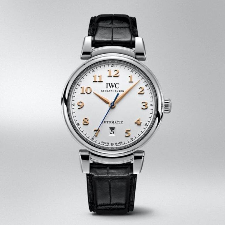 IWC Da Vinci的錶耳比一般手錶設計直身,具辦識度之外,戴起時亦份外貼服,舒 IWC Da Vinci的錶耳比一般手錶設計直身,具辦識度之外,戴起時亦份外貼服,舒
