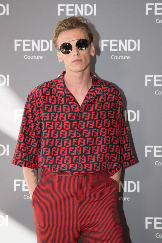 同樣是Fendi，這身FF標誌圖案紅黑恤衫配同色系條紋短褲，配搭圓框太陽眼